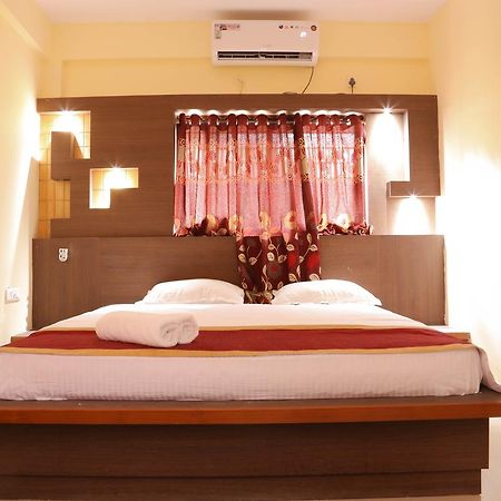 Golds Club & Resort Bayappanhalli Exterior foto